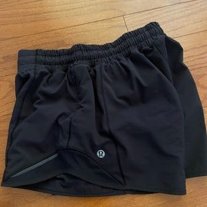 Lululemon Womens Hotty Hot low rise lined short 4” size 4 black